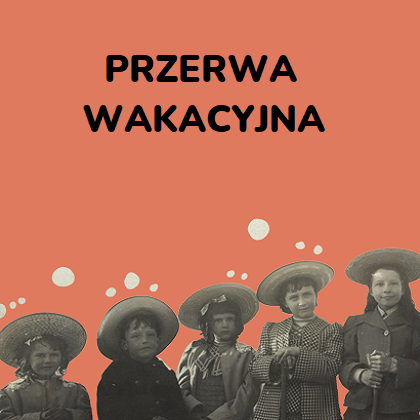 W dolnej części grafiki znajdują się zdjęcia dzieci ubranych w stylu retro. Dzieci ustawione są w rzędzie obok siebie, od najniższego do najwyższego. W górnej części grafiki umieszczony jest czarny napis: przerwa wakacyjna. Całość na bladoczerwonym tle.