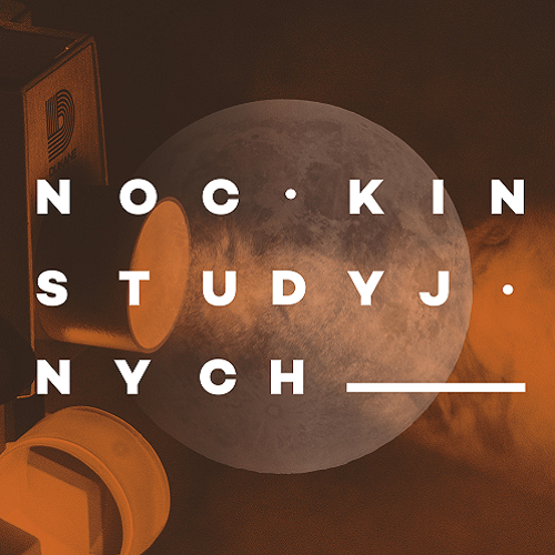noc kin plakat Plakat Nocy Kin Studyjnych. Biały napis NOC KIN STUDYJNYCH. Tło jest w kolorach czerwonym, pomarańczowym i brązowym. Znajdują się na nim księżyc oraz kamera starego typu.