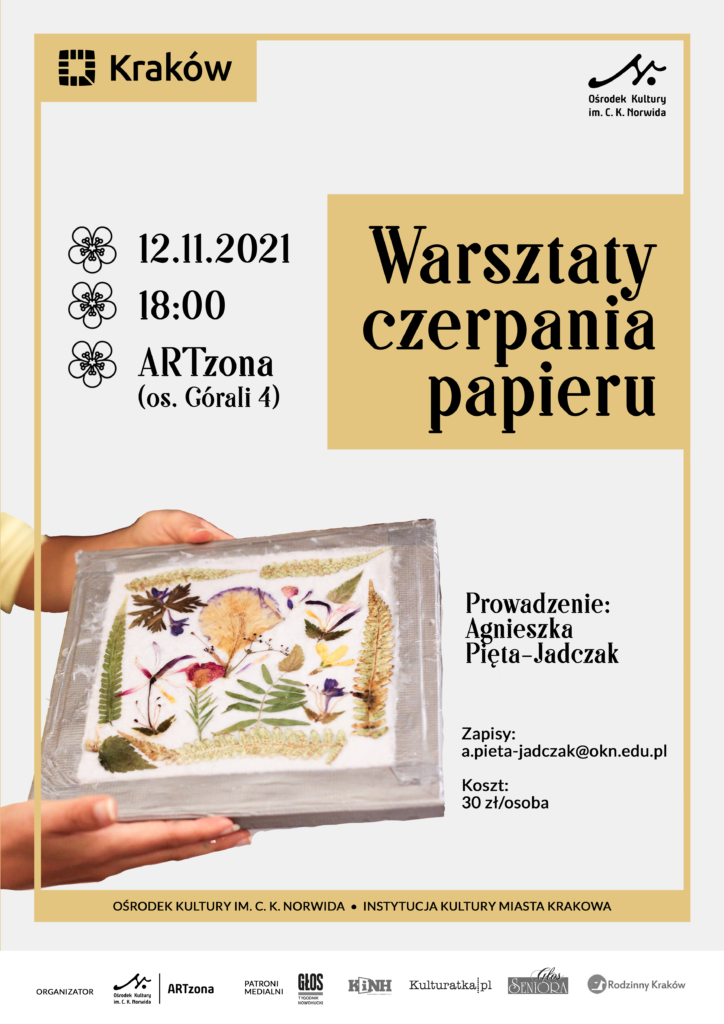 ARTZona - warsztaty czerpania papieru A3 W lewej części grafiki ludzkie dłonie trzymające gotowy produkt zajęć - papier z szarą ramką i wzornictwem roślinnym na białej tkaninie. Warsztaty czerpania papieru. Dwunasty listopada dwa tysiące dwudziestego pierwszego roku. Godzina osiemnasta. artzona, osiedle Górali 4. Prowadzenie: Agnieszka Pięta-Jadczak.