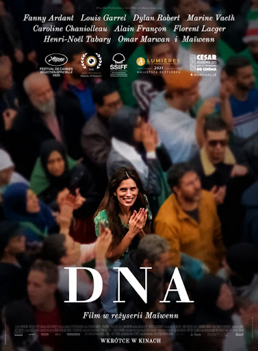 DNA plakat Rozmazany tłum ludzi z wyostrzoną postacią młodej uśmiechniętej kobiety.