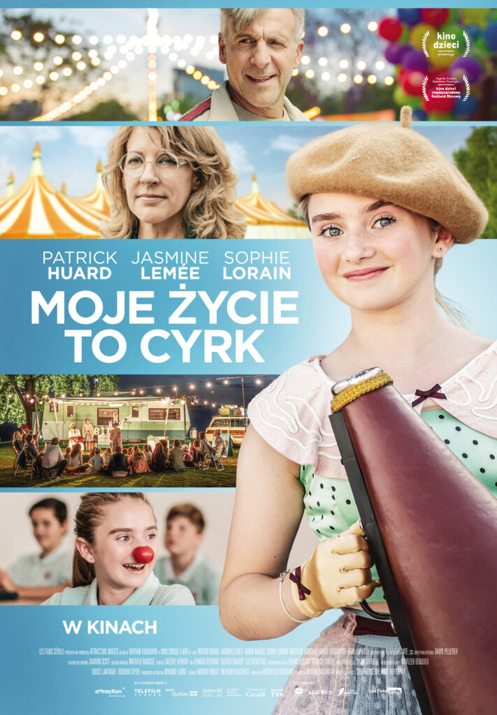 Moje zycie to cyrk B1 plakat w kinach Po prawej stronie dziewczynka w berecie i sukience stojąca z megafonem w dłoni. W tle kadry z filmu. Niebieskie tło. Moje życie to cyrk.