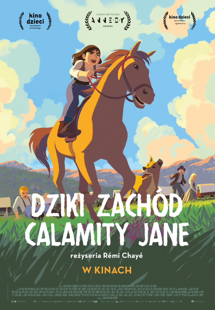 Dziki Zachód Calamity Jane plakat online w kinach Animowana postać dziewczynki jadądej na koniu. W tle inne rysunkowe postaci na łące. W tle góry i niebieskie zachmurzone niebo. Dziki zachód kalamity dżejn.