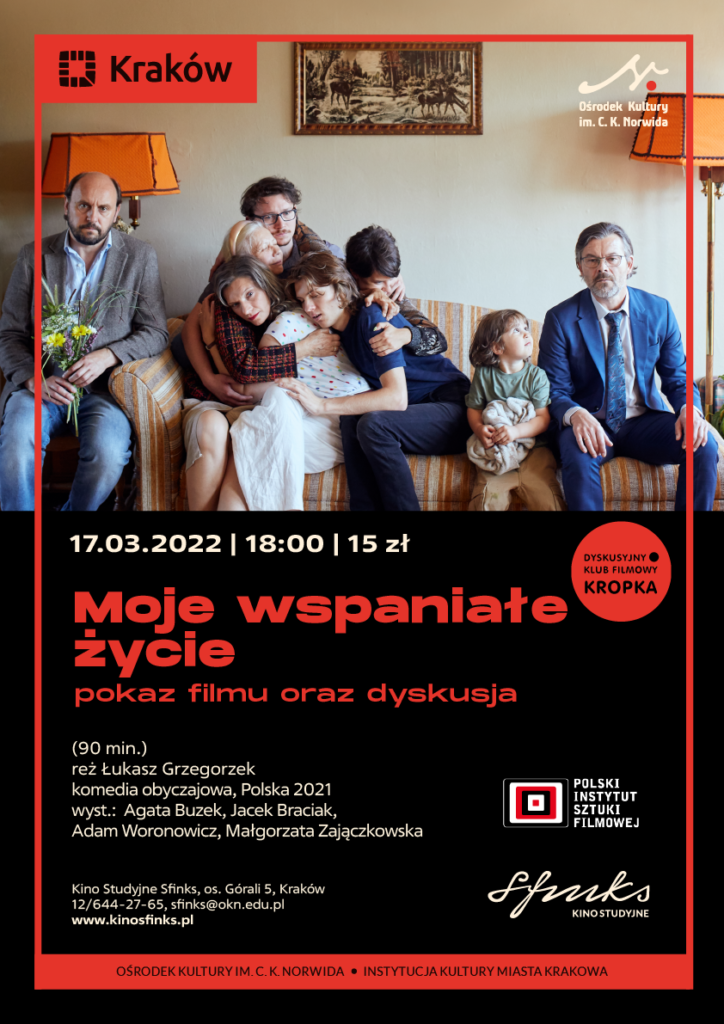 Sfinks DKF - Moje wspaniałe życie 1 (1) U góry zdjęcie rodziny na tle ściany, dwóch pomarańczowych lamp i obrazka. Wszyscy siedzący na kanapie, w środku kilkoro członków przytulający się do siebie. Dyskusyjny klub filmowy kropka, moje wspaniałe życie.