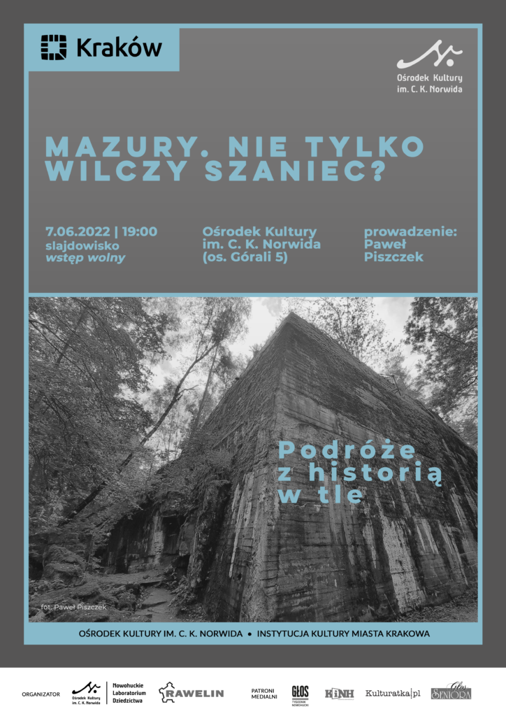 NHLab -Podróże z historią w tle - A3 - czerwiec Białoczarna fotografia przedstawiająca starą budowlę pośród drzew w lesie. Podróże z historią w tle.