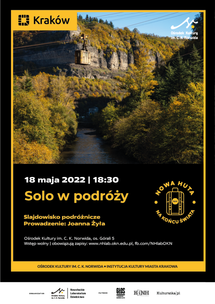 NHLab - Solo w podróży - A3 Fragment urwiska porośnięty drzewami z rzeką. U góry jasne niebieskie niebo. Solo w podróży.