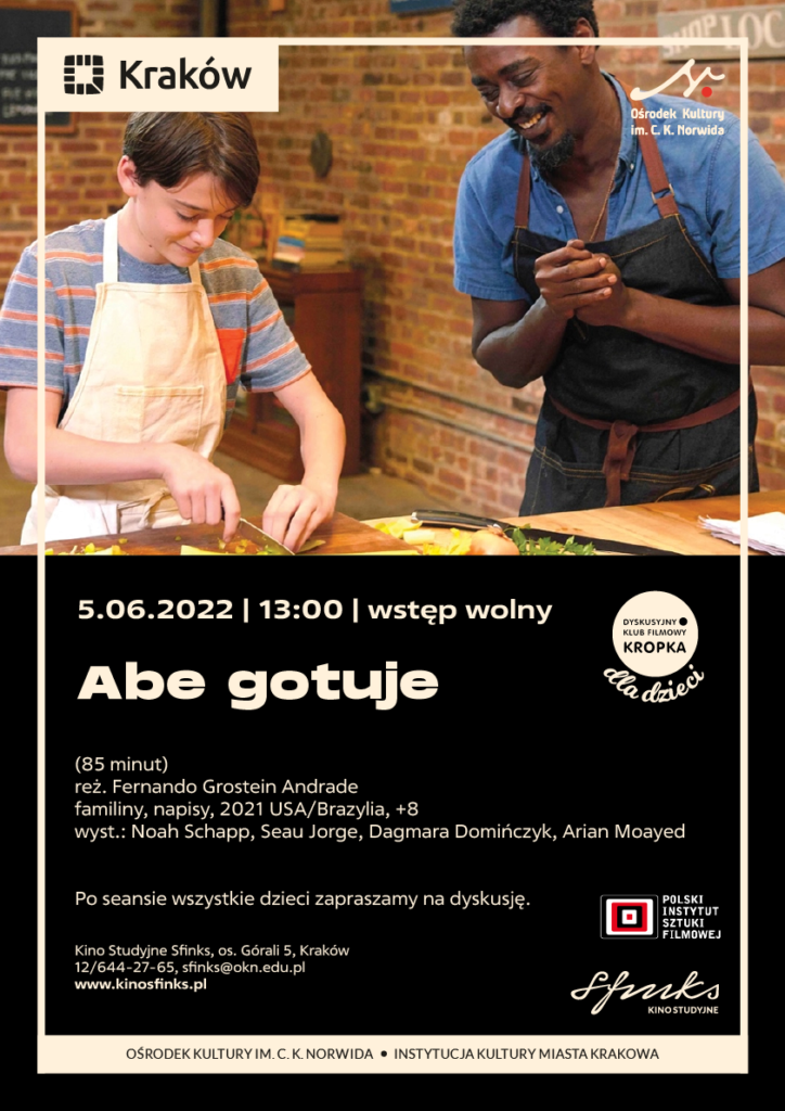 Sfinks DKF_dzieci - Abe gotuje 1 Kadr z filmu: młody chłopiecs krojący warzywa, obok nadzorujący go mężczyzna. Obaj uśmiechnięci. Film - Ejb gotuje.