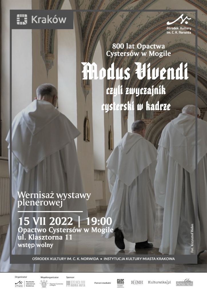 Modus Vivendi plakat a_3 bb Trzej mnisi w białych habitach idący przez klasztorny korytarz. Modus wiwendi.