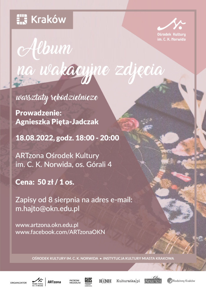 Fotografia przedstawiająca album na zdjęcia i kolorową kartkę z ornamentyką kwiatową. Różowe tło. Wydarzenie pod tytułem: Album na wakacyjne zdjęcia.