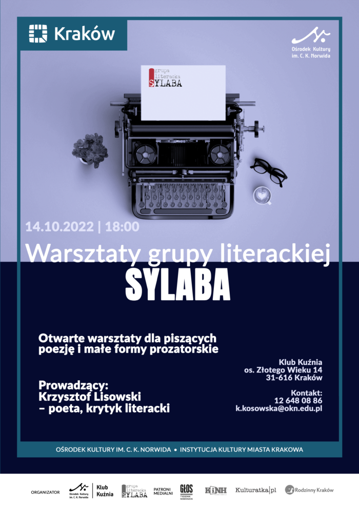 U góry maszyna do pisania. Fioletowe tło. Warsztaty grupy literackiej sylaba.