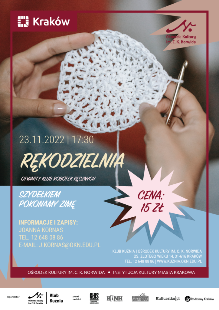 rękodzielnia-afisz U góry grafiki fotografia dłoni z szydełkiem i wyrobem rękodzielniczym. Rękodzielnia. Szydełkiem pokonamy zimę.