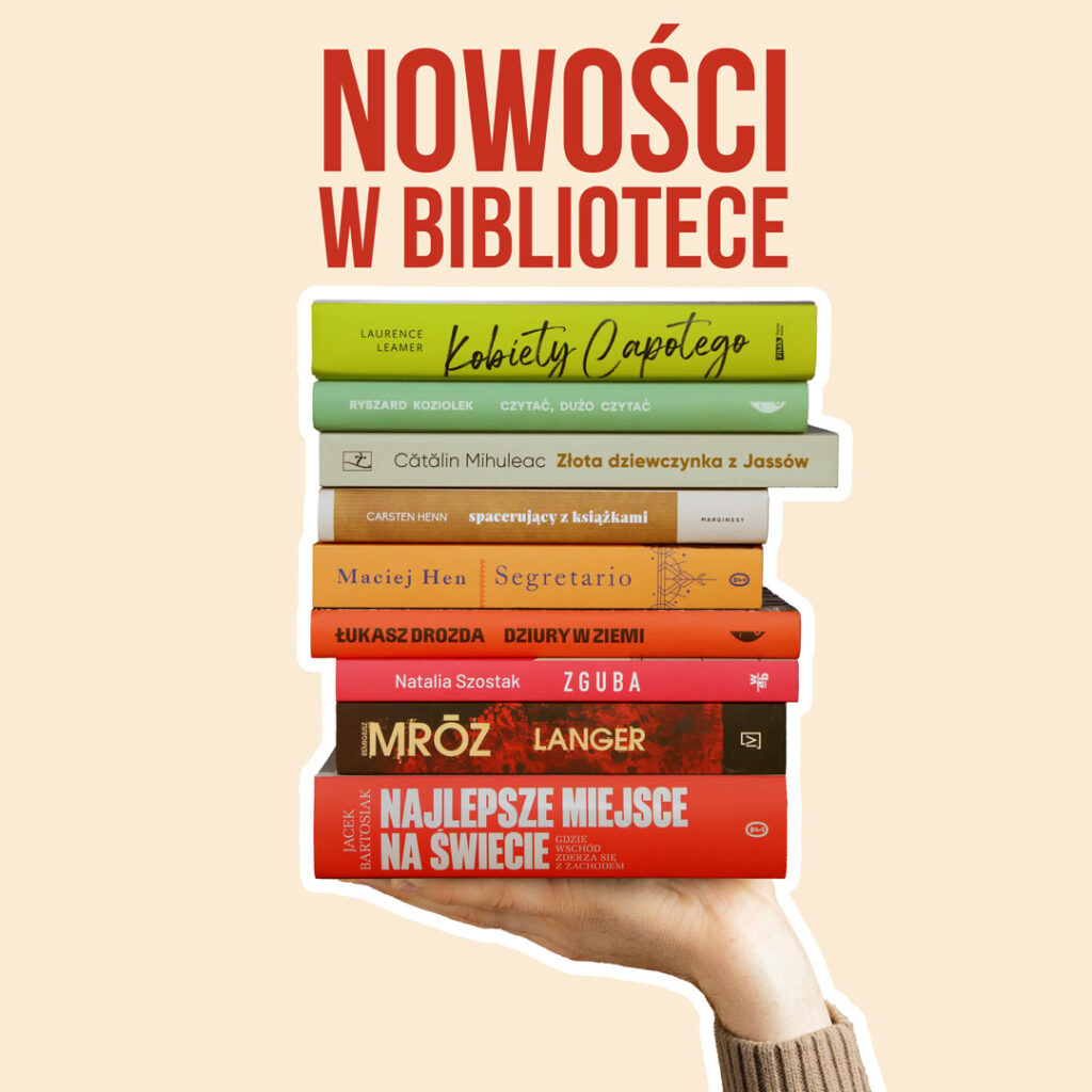 Stos kolorowych książek na ludzkiej dłoni. Beżowe tło. Nowości w bibliotece na maj 2023. Informacje we wpisie.