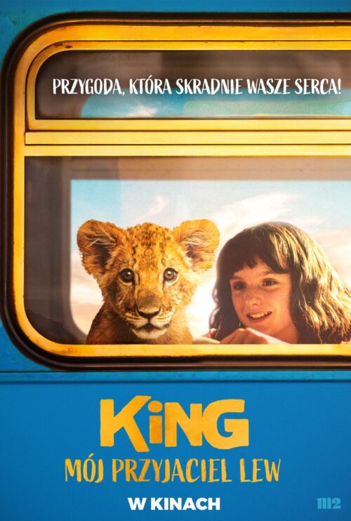 Plakat do filmu King mój przyjaciel Lew. Dziewczynka o długich włosach patrzy przez szybę niebieskiego pociągu. Obok niej głowa młodego lwa.