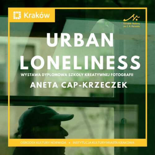 Fotografia przedstawiająca mężczyznę w czapce z daszkiem siedzącego przy oknie autobusu lub tramwaju. Za oknem blok z oknem. Urban lonlines. wystawa dyplomowa szkoły kreatywnej fotografii. Szczegóły we wpisie.