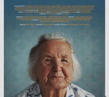 Wizerunek starszej kobiety w białej koszuli w niebieskie wzory i siwymi włosami. Uśmiecha się. Siedzi na tle niebieskiej tapety we wzory. U góry tytuł filmu: Dzień i noc.